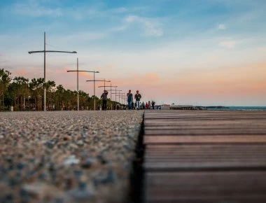 Στην 24ωρη φύλαξη της Νέας Παραλίας προσανατολίζεται ο Δήμος Θεσσαλονίκης
